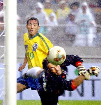 성남일화의 김대의가 후반 종료직전 헤딩슛 한 볼이 골문안으로 빨려들어가는 것을 확인하고 있다.[동아일보]