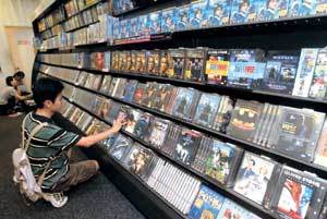 판매 비수기인 여름을 맞아 DVD업체들의 할인 경쟁이 치열하다. 서울의 한 매장에서 고객이 DVD 타이틀을 고르고 있다.동아일보 자료사진