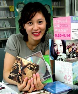 서울음반의 음반 디자이너 신보용 대리가 자신이 디자인한 음반 CD의 재킷을 들어보이고 있다. 박중현기자