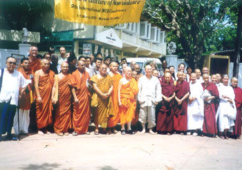 스리랑카에서 열린 9회 참여불교세계대회 참석자들이 기념촬영을 하고 있다. -사진제공 INEB 한국조직위원회