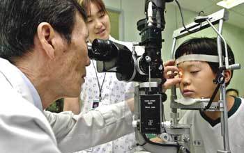 방학은 아이들의 건강을 점검하기에 좋은 시기다. 한 어린이가 안과에서 눈 검사를 받고 있다.  동아일보 자료사진