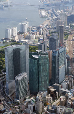 도심 재개발을 통해 초고층빌딩이 들어선 도쿄 신바시역 부근. 도심회귀현상 속에 20층 아파트도 많이 들어서고 있다. -사진제공 아사히신문