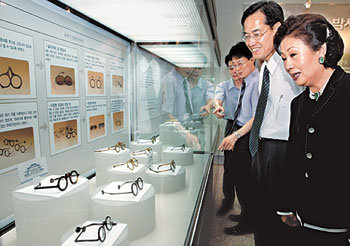 고 김철 박사가 수집한 70여점의 옛 안경이 전시된 서울대 의학박물관에서 김 박사의 부인 김미자씨(오른쪽)가 관람객들과 함께 전시품을 구경하고 있다. -김미옥기자