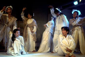 연극 ‘한 여름 밤의 꿈’은 셰익스피어의 동명 원작에서 앵글로 색슨적 문화와 감성을 제거하고 한국적인 모습으로 인간들의 순수한 사랑과 꿈을 그려낸다. 사진제공 극단 여행자