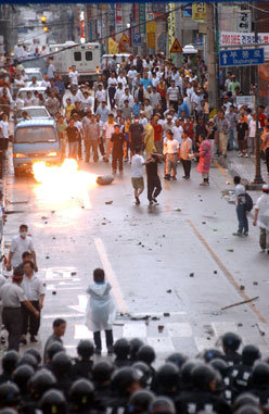 방사성 폐기물 처리장 유치를 반대하는 시위대가 22일 오후 전북 부안군 부안읍내에서 가스통에 불을 붙인 뒤 경찰과 대치하고 있다.부안〓연합
