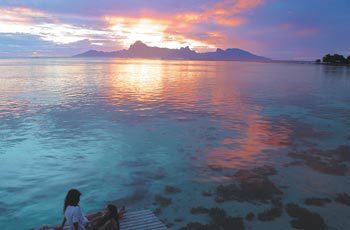 모오레아 섬의 하늘과 바다를 발갛게 불들이는 타이티의 노을. 고갱의 영혼을 유혹하고도 남을 순수한 원시의 빛깔이다. 조성하기자