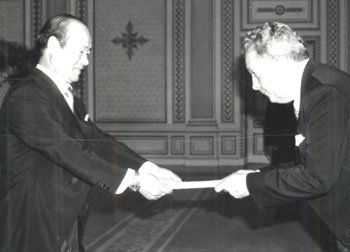 1981년 8월 12일 청와대에서 리처드 워커 주한 미국대사(오른쪽)가 전두환 대통령으로부터 신임장을 제정받고 있다. -동아일보 자료사진