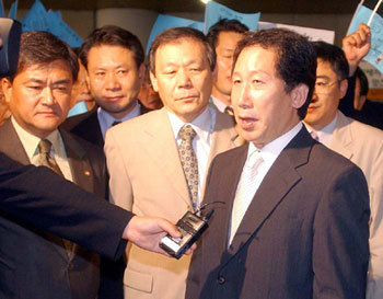 김근태 의원(오른쪽)이 24일 정치자금 양심고백에 대한 결심공판을 받기 위해 서울지법으로 출두하면서 기자들의 질문에 답하고 있다. -연합