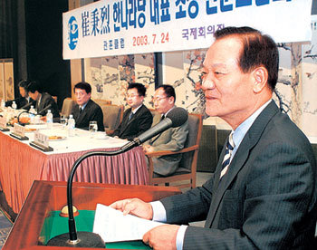 한나라당 최병렬 대표가 24일 서울 한국프레스센터에서 열린 관훈토론회에 참석, 기조연설을 하고 있다. -연합