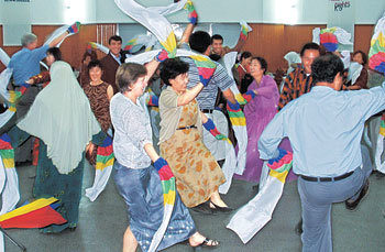 23일 경기 이천시에 있는 유네스코 아시아태평양국제이해교육원에서 열린 ‘한국문화의 밤’ 행사에서 각국에서 참석한 교사들이 장단에 맞춰 탈춤을 추고 있다. -이천=이재명기자