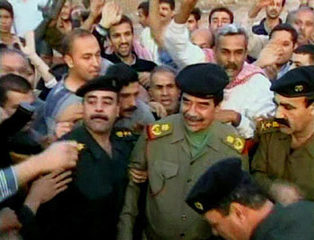4월 4일 이라크 국영 TV 방송이 방영한 후세인 대통령이 거리에서 군중의 환호를 받고 항전을 촉구하는 모습. 화면속 후세인 대통령은 권총집을 찬 일부 경호원만을 대동한 채 활짝 웃는 모습으로 바그다드 알-만수르 거주지역 광장에 모습을 드러냈다.[AP]