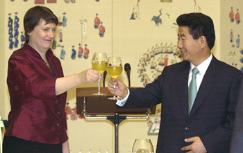 노무현 대통령과 헬렌 클라크 뉴질랜드 총리가 25일 청와대에서 오찬을 갖기에 앞서 건배를 하고 있다. -박경모기자