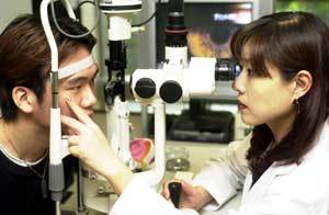 서울 종로구에 있는 한 안과에서 눈병 환자가 의사에게 눈 검사를 받고 있다.박영대기자 sannae@donga.com