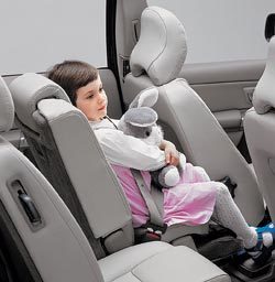 볼보는 여성운전자가 자녀를 더 가까이에서 돌볼 수 있도록 ‘어린이 슬라이딩 부스터 시트’를 SUV XC90에 달았다. 사진제공 볼보