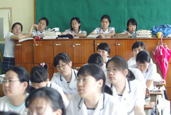 2004학년도 대학수학능력시험을 100일 앞둔 28일 서울 종로구 배화여고에서 3학년 학생들이 보충수업에 열중하고 있다. 일부 학생은 잠을 쫓기 위해 사물함을 책상 삼아 서서 수업하고 있다. -변영욱기