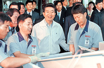 노무현 대통령이 28일 인천의 대우일렉트로닉스 냉장고 공장을 방문해 근로자들과 담소하고 있다. -인천=박경모기자