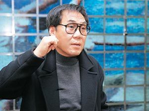 도심 속 미술품에 대한 칼럼집을 낸 화가이자 가수 조영남씨. 사진제공 월간미술