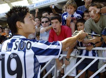 ‘한국인 1호’로 스페인 프리메라리가에 진출한 이천수가 레알 소시에다드의 연고지인 산 세바스티안에서 팬들의 인기를 한몸에 받고 있다. 동아일보 자료사진