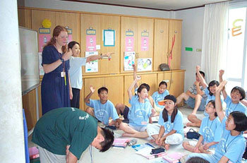 지난해 서울시교육청이 주최한 여름방학 영어캠프에 참가한 학생들이 원어민 강사와 함께 게임을 하며 영어를 배우고 있다. -동아일보 자료사진