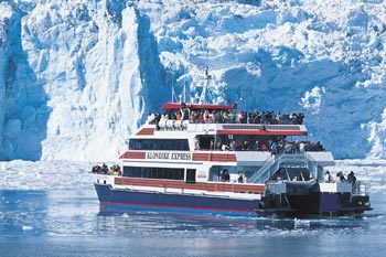 알래스카의 빙하바다 ‘칼리지 피오르드’를 항해중인 빙하특급 클론다이크 익스프레스호. 굉음을 내며 바다로 떨어지는 얼음 덩어리를 바로 앞에서 볼 수 있다. 사진제공 미국 알래스카주 관광청