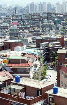 대부분이 불법건축물인 옥탑방은 서울에서 한 해 3000∼5000여개가 새로 지어지는 것으로 추산되고 있다. -원대연기자