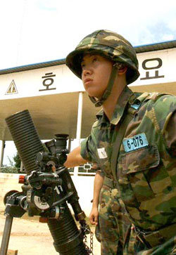 고 이상수 병장의 동생인 이상철 훈련병이 30일 육군 논산훈련소에서 81mm 박격포 조작 훈련을 받고 있다. -사진제공 육군