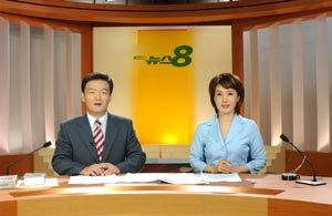 기존 뉴스와 차별화를 시도한 ＇KBS2 뉴스8＇에서 진행을 맡은 민경욱 기자(왼쪽)와 공정민 아나운서. 사진제공 KBS
