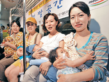 세계모유수유주간(8월 1∼7일)을 맞아 80여명의 엄마들이 1일 서울 지하철 6호선 녹사평역에서 지하철에 탑승해 아기에게 젖을 먹이는 행사를 가지며 대중교통수단의 수유공간 마련 등을 촉구했다. -이훈구기자