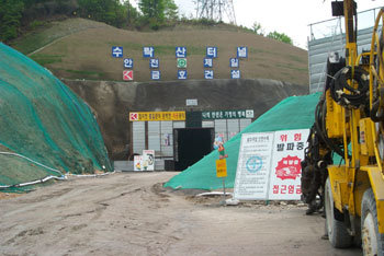 불교계와 시행사가 4월 노선재검토위원회를 구성하면서 중단됐던 경기 의정부시 서울외곽순환고속도로 수락산 터널은 굴착 작업을 해야 할 중장비가 입구에 방치된 채 지금까지 공사가 중단되고 있다. -의정부=이동영기자