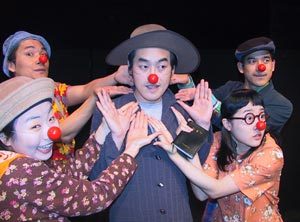 ‘사다리 움직임 연구소’의 연극 ‘휴먼 코메디’는 정확히 계산된 몸짓과 표정 연기를 통해 관객들의 웃음과 탄성을 자아낸다. 사진제공 축제를 만드는 사람들