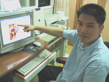 정보통신부와 정보통신윤리위원회가 공동 주최한 ‘불법·청소년 유해 정보 신고대회’에서 대상을 차지한 김영민씨가 자신이 찾은 유해사이트를 가리키며 신고 방법을 소개하고 있다. -여주=최호원기자