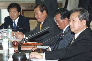 4일 당의 진로 문제 등을 논의하기 위해 열린 민주당 당무회의에서 정대철 대표(오른쪽) 등 참석자들이 심각한 표정을 짓고 있다. -김경제기자