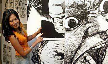 가수 김현정이 서울 종로구 세종로 일민미술관에서 열리고 있는 ‘동아·LG 국제만화 페스티벌’에 전시된 만화 작가 권가야의 작품 ‘남자이야기’를 보고 있다. 이종승기자