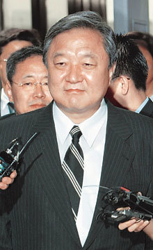 민주당 정대철 대표가 5일 오전 굳은 표정으로 동료 의원 등과 함께 서울지검 청사 안으로 들어서고 있다. -강병기기자