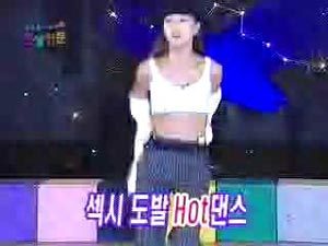 MBC ‘강호동의 천생연분’ 2일 방송분에는 가수 유니(위)와 개그맨 윤정수가 윗옷을 벗어던지는 동작으로 시청자들의 반발을 샀다. MBC TV 화면 촬영