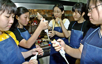 서울 서대문구 이화여대에서 열리고 있는 여학생 친화적인 과학캠프에 참가한 여고생들이 6일 이 대학 종합과학관 실험실에서 실험 실습을 하고 있다. -김미옥기자