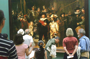 네덜란트 암스테르담에 있는 국립박물관에서 렘브란트의 대표작 ‘야경’을 감상하는 관람객들. -암스테르담=서영수기자