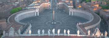 영화 ‘로마의 휴일’ 이 시작되는 성 베드로 광장은 로마 여행의 기점이기도 하다. 광장 한 가운데 있는 오벨리스크는 배낭 여행자들이 애용하는 만남의 장소다.사진제공=월드콤