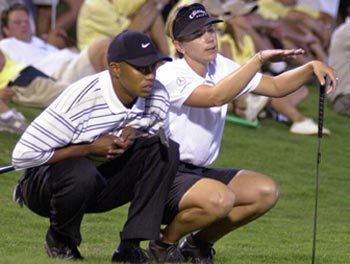 ‘골프 여왕’ 아니카 소렌스탐(오른쪽)이 커리어 그랜드슬램 달성에 ‘골프 황제’ 타이거 우즈의 도움을 받았다고 털어놓았다. 2001년 빅혼의 결투에서 우즈와 한 팀으로 호흡을 맞춘 소렌스탐. 동아일보 자료사진