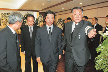 김종빈 대검찰청 차장검사(가운데)와 유성수 감찰부장이 7일 오후 서울아산병원에 마련된 고 정몽헌 현대아산이사회 회장의 빈소를 찾아 조문한 뒤 정몽구 현대자동차 회장(오른쪽)의 안내를 받으며 분향소를 나서고 있다. -사진공동취재단