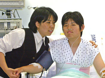 간경화를 앓고 있는 아버지에게 간을 이식한 백화진양(오른쪽)과 어머니 이명순씨. -이종승기자