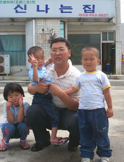 7일 ‘신나는 집’ 운영자인 박승석 목사가 경제적인 어려움으로 또다시 버림받을 위기에 처한 아이들을 돌보고 있다. -강릉=허진석기자