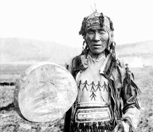 시베리아 한 종족의 샤먼(무당)이 굿을 하기 위해 전통복장을 차려입은 뒤 큰북을 들고 서있다.사진제공 미다스북스