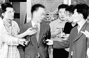 검찰조사 받은 나이트클럽 주인충북 청주의 K나이트클럽 소유주 이모씨(50)가 8일 청주지검에서 양길승 전 대통령제1부속실장의 ‘향응 파문’과 관련해 참고인 조사를 받고 나와 기자들의 질문에 답하고 있다. 청주=연합