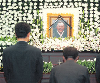 방일영 전 조선일보 회장의 빈소가 마련된 서울대병원 영안실에서 조문객들이 고인의 명복을 빌고 있다. -사진공동취재단