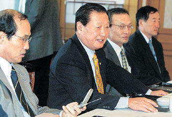 8일 국회에서 열린 민주당 신당 모임에서 김원기 고문(왼쪽에서 두번째)이 발언하는 동안 장영달 의원(왼쪽)이 휴대전화를 들여다보고 있다. 김경제기자 kjk5873@donga.com