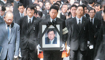 고 정몽헌 현대아산 이사회 회장의 장례식이 치러진 8일 정 회장의 영정을 앞세운 운구 행렬이 경기 하남시 창우동 선영으로 향하고 있다. -하남=사진공동취재단