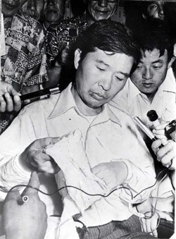 1973년 8월 13일 밤 납치된 지 5일 만에 서울 자택으로 돌아온 야당지도자 김대중씨가 초췌한 모습으로 기자회견을 갖고 있다. -동아일보 자료사진