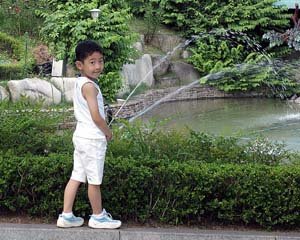 '제1회 디카 사진 콘테스트'에서 대상을 수상한 김은석씨의 '분수와 한판대결'