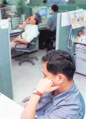 휴가를 다녀온 뒤 피로감에 시달리는 직장인이 많다. 이럴수록 빨리 예전의 생활습관을 회복하는 게 후유증을 줄이는 좋은 방법이다.동아일보 자료사진